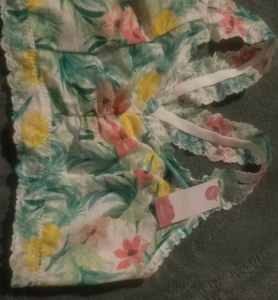 NWT Cacique size 18/20 flower printed bralette.